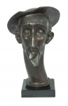 PAULO MENOTTI DEL PICCHIA (SP 1892 - SP 1988) Escultura representando " cabeça de Dom Quixote" em bronze patinado com 43 cm de altura, sobre base de granito negro medindo 16x16 cm, assinada. Acompanha recibo de autenticidade e compra do Antiquario Marcio Roiter