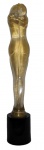 SILVANO SIGNORETTO. Excepcional escultura em cristal de Murano com pó de ouro, representando Amantes.  Assinado . Alt. total 82 cm.