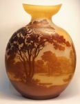 GALLE .Vaso em pasta de vidro, "boca de canoa", decorado com paisagem com lago. Alt. 30 cm larg 25 cm.