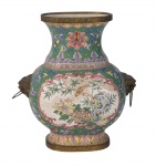 Ânfora em porcelana, ricamente decorada com flores e pássaros, guarnições em bronze, medida 18 x 16 x 10 cm.