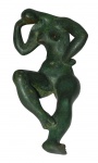 SONIA EBLING (Taquara, RS ,1918 - Rio de Janeiro, RJ, 2006)."Figura feminina". Escultura de bronze patinado. Comp.24 cm. Assinada