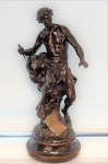 Escultura em bronze assinado E. Picault a Cia. Industrial e Construtora "Pantaleone Arguri" oferece como símbolo dos melhores votos de prosperidade. 9-12-1939. med. 61 cm. Estado de conservação bom