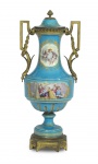 Imponente ânfora de porcelana de SEVRES, na tonalidade azul turquesa e detalhes à ouro, decorado com cenas de coroação, guarnições em bronze ormolu . Alt. 63 cm.
