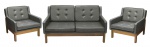 ODILON. Conjunto de sofá para 2 lugares e par de poltronas , em couro ecológico. Pertenceu ao acervo do Banco do Brasil. Medidas: sofá 70 x 130 x 80 cm  poltronas 72 x 70 x 80 cm
