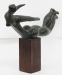 SONIA EBLING (Taquara, RS ,1918 - Rio de Janeiro, RJ, 2006). " Figura feminina". Escultura de bronze. Base de madeira . Medidas 15 x 39 cm.  Alt. com base 30 cm