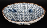 Pequeno Bowl em Porcelana Macau, medindo 16 x 13 cm.