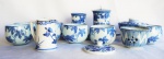 Lote em Porcelana Japonesa azul e branca, composto de 7 xícaras, 1 prato para frios, par de xícaras com píres, 1 leiteira, 2 potes (1 com tampa), e 1 tampa.