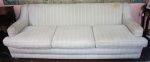 Conjunto de sofá para 3 lugares e par de poltronas estofadas com almofadas soltas. Medidas sofá 77 x 220 x 80 cm  poltrona 77 x 78 x 99 cm cada. RETIRADA COM AGENDAMENTO NA RESIDÊNCIA EM BOTAFOGO.