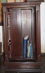 Mesa coluna em madeira nobre , com porta CD. Medidas 77 x 43 x 45 cm.  RETIRADA COM AGENDAMENTO NA RESIDÊNCIA EM BOTAFOGO.