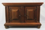 Móvel / Arcaz em madeira nobre, laterais e portas almofadadas com prateleira interna ( espelho de chaves, falta 1 e outro no estado). Medidas 66 x 95 x 48 cm. Acompanha chave.