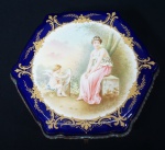 Caixa  em porcelana de Sevres, sextavada, na tonalidade azul cobalto  e dourado, com pintura de Ninfa e querubim em reserva. Medidas 20 x 20 cm.