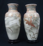 Par de vasos em porcelana japonesa Satzuma, em policromia e decorada com dourados . Alt.  40 cm