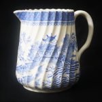Leiteira em porcelana inglesa London, azul e branca, decorada com paisagem. Altura 12 cm.