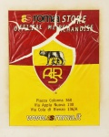 Cartaz "AS Roma Store", medindo 42 x 33 cm. Emoldurado, medindo 55 x 46 cm, no estado, apresentando rasgo na parte superior.