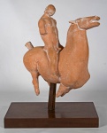 VASCO PRADO ( Uruguaiana, 1914 - Porto Alegre, 1998).Escultura em terracota representando " Homem à cavalo" , ao gosto da dinastia Tang. Assinada e numerada 9/20. Alt. 40 cm. Acompanha base em madeira.