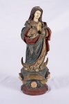 Imponente e rara imagem de Nossa Senhora da Conceição  em madeira policromada , mãos e rosto em marfim . Século XVIII. Alt. 31 cm.
