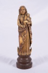 Imagem  de Nossa Senhora com Menino Jesus em marfim de Goa . base em jacarandá. Século XVIII. Alt. 29 cm.