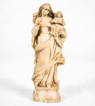 Imagem em pedra representando Sant'Ana Mestra. Século XVIII. Alt. 20 cm.