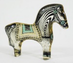 PALATNIK . Mini escultura em resina de poliester  representando Cavalo . Medidas 8 x 9 cm.