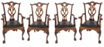 Conjunto de 4 cadeiras Inglesas com braço, em madeira nobre, assento solto em couro. Medidas 1,05 x 62 x 45 cm.