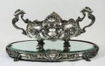 Floreira em prata portuguesa med. 15x34 cm  acompanha base oval espelhada med 38 cm, peso total 2,948 gr.