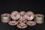 Aparelho de jantar em porcelana japonesa composto de 48 peças sendo: 30 pratos e 18 mini bowls (1 quebrado). Diâm. dos pratos 24 cm.