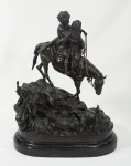 ASSINATURA ILEGÍVEL - Escultura em bronze, representando Casal à cavalo. Medindo 38 x 39 cm.