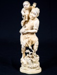 Escultura ou grupo escultórico de marfim com rico trabalho oriental representando Homem c/criança, assinado. med. 24,5 cm