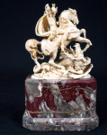 Excepcional escultura ou grupo escultórico europeu de marfim c/base em mármore representando São Jorge e o dragão, med. 22x13 cm. Peça de coleção.