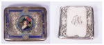 Lote c/2 cigarreiras em prata; 1 c/monograma med. 9x8 cm e a outra c/ fig. Feminina med. 9x10 cm. peso total 235 gramas.