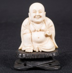 Pequeno Buda em marfim com base em madeira med. total 7 cm