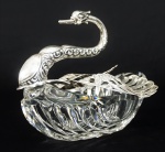 Baleiro em grosso cristal representando cisne com as asas em prata contrastada. Peso da prata: 135 gramas. Medida ,14x17x16 cm.