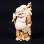Excepcional escultura de marfim chinês representando Buda caminhante com o saco da fortuna med. 11 x 7 cm.