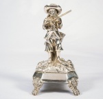 Imponente paliteiro rep. Figura masculina, em prata portuguesa contraste " P Coroa", med. 17 cm, peso 258 gr.