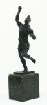 HUMBERTO COZZO - " Pelé" homenagem ao milésimo gol, escultura em bronze patinado, medindo 28 cm, sob base de granito com 11 x 12 x 7 cm, altura total 38 cm, assinado na base do bronze.