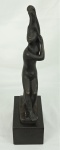 BRUNO GIORGI - Escultura em bronze representando "mulher penteando o cabelo", acompanha base de granito.Medidas altura escultura 42 cm e base 10 x 19 x 12 cm.