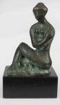 BRUNO GIORGI. "Menina". Escultura em bronze. Assinado. Medidas escultura 20 cm. Alt. total 30 cm.