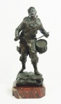 F.MILLIET. Escultura em bronze com base em mármore rosado, representando Soldado . Assinado. Alt. total 35 cm