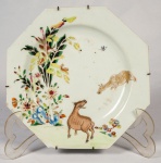 CIA DAS INDIAS. Prato decorativo , em porcelana chinesa , serviço dos Touros, sec. XVIII . Medida 22 x 21 cm.