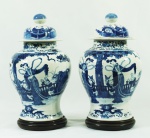 Par de vasos em porcelana chinesa, século XIX, azul e branco,   29cm cada  ( uma das tampas está quebrada). Acompanha peanhas.