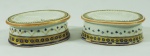 CIA DAS INDIAS. Par de saleiros em porcelana chinesa, decorada com dourados, Séc XVIII, medindo 9 x 3 x 7 cm.