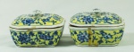 Par de pequenas terrinas com tampa em porcelana chinesa, nas cores azul e amarelo. Medidas 5 x 10 x 11cm cada (marcas do tempo).