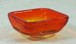 Cinzeiro em cristal de Murano na cor laranja. Medindo  11 x 11 cm.
