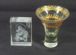 Lote com 2 peças: 1 copo e 1 placa com figura de Nossa Senhora em vidro.