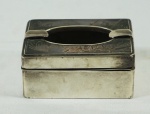 Pequeno cinzeiro/caixa em metal espessurado a prata. Medidas 4 x 9 x 6 cm