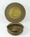 Cachepot com prato  em metal dourado . Medidas : cachepot 9 x 28 cm  e prato 43 cm . No estado