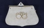 Pequena bolsa em  marfim e tecido , medindo 11 x 7 cm