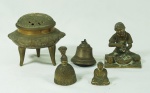 Lote com 5 peças em metal dourado sendo: incensório; 2 sinos e  2 pequenas  esculturas.