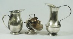 Lote contendo 3 peças em metal espessurado a prata, sendo:  2 jarras  com alça e peça para servir.  Alt. 13 cm, 15 cm e 20 cm