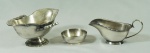 Lote contendo 3 peças em metal espessurado a prata, sendo: 2 molheiras ( 7 x 13 cm e 9 x 19 cm) e porta sal ( 3 x 8 cm)